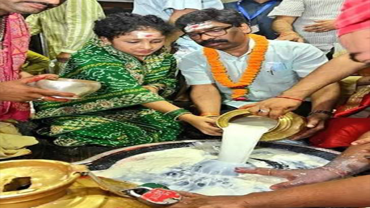 मुख्यमंत्री हेमंत सोरेन द्वारा मंदिर दर्शन