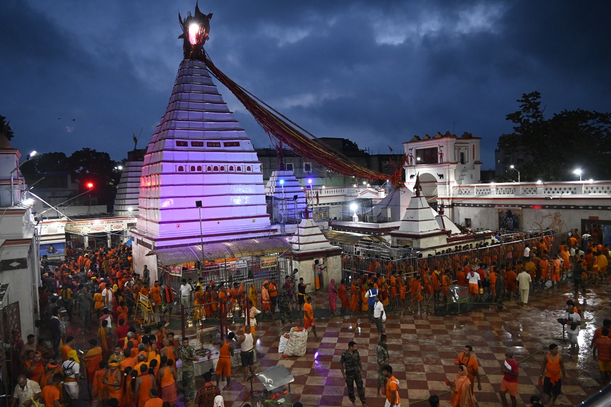 संध्याकालीन भव्य विद्युत प्रकाश से आलोकित शिखर