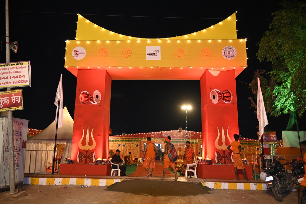त्रिशूल व डमरू से सुसज्जित तोरण द्वार