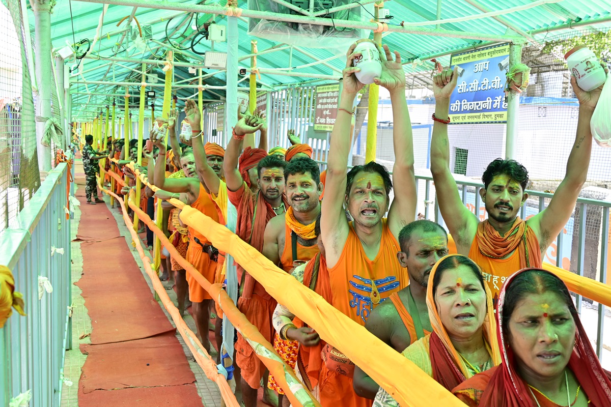 श्रद्धालु मार्गदर्शन एवं पंक्तिबद्ध व्यवस्था